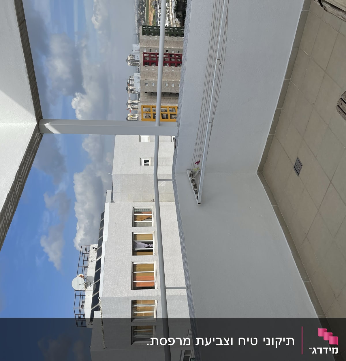 מרפסת עם קירות לבנים ורצפת אריחים